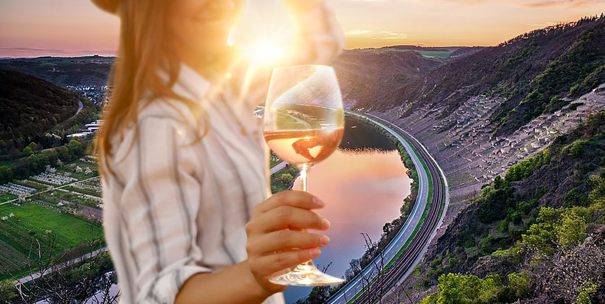 Ein Glas Rosé im Abendlicht über einer Moselschleife